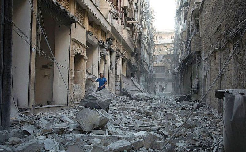 Clădiri distruse în oraşul sirian Alep.