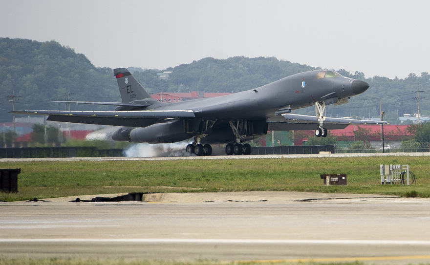 Un bombardier american B-1B aterizează la baza aeriană Osan din Coreea de Sud, 21 septembrie 2016.