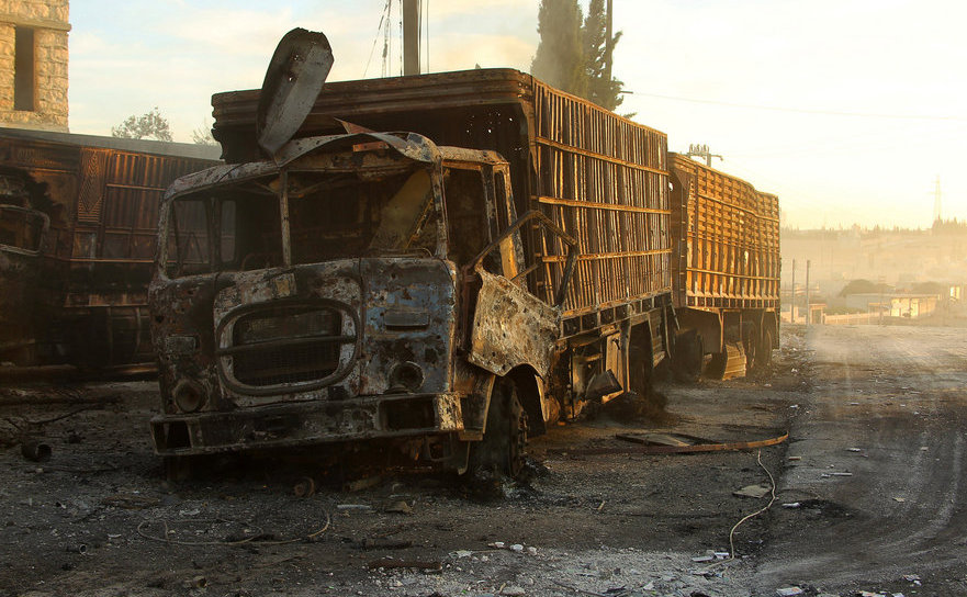 Unul dintre camioanele umanitare bombardate în oraşul sirian Alep în seara de 19 septembrie 2016. (Captură Foto)