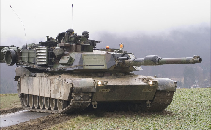 Un tanc de luptă american Abrams M1A1.
