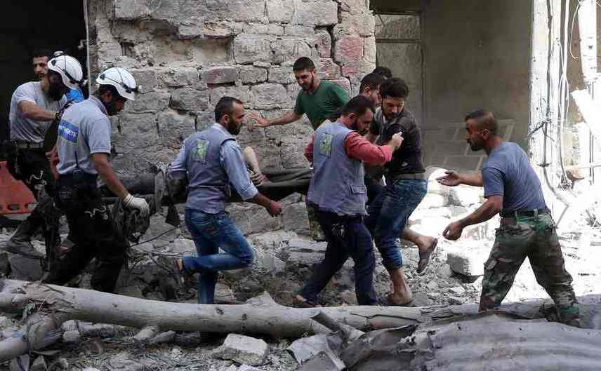 Poliţia caută victime ale unui atac aerian în Alep, Siria.