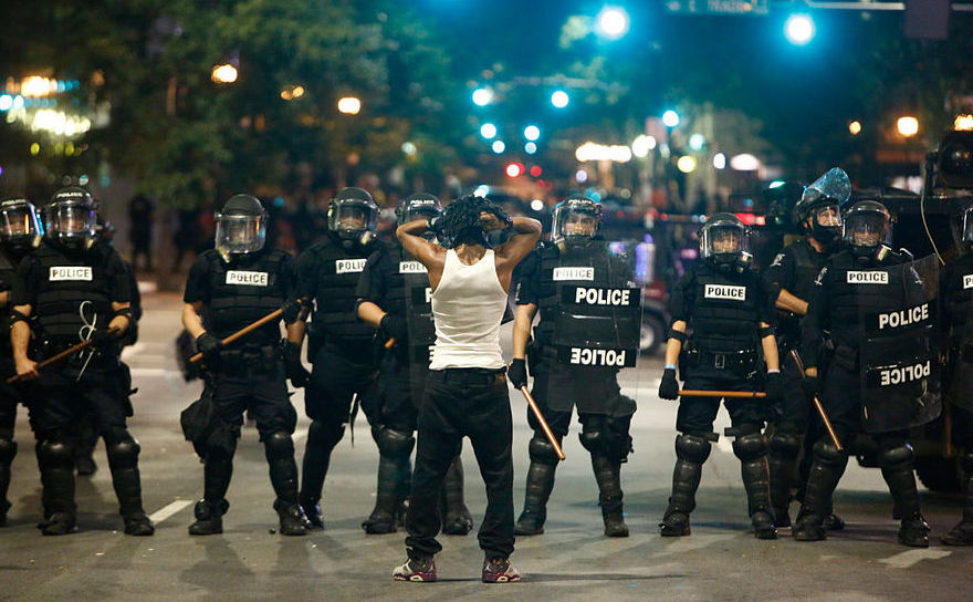 Ciocniri violente între poliţie şi protestatari în oraşul american Charlotte, după omorârea unui tânar de culoare - Keith Scott  - pe 21 septembrie 