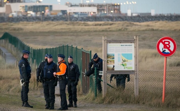 Ofiţeri de poliţie patrulează de-a lungul liniei de coastă a Mării Nordului în Belgia. 