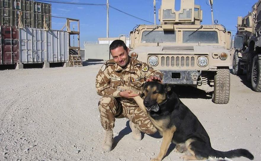 Militar român şi câinele său (Facebook.com/Valea Florin Paul)