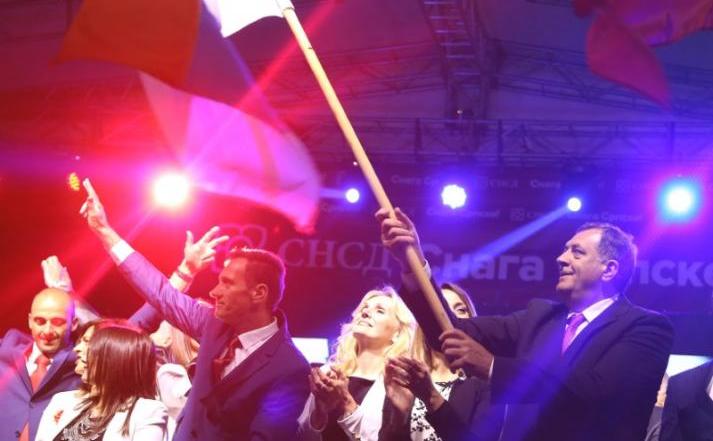 Preşedintele Republicii Srpska, Milorad Dodik (dr), sărbătoreşte rezultatul unui referendum privind o sărbătoare naţională disputată, în timpul unui miting electoral în oraşul Pale, Bosnia şi Herţegovina, 25 septembrie 2016. (Captură Foto)
