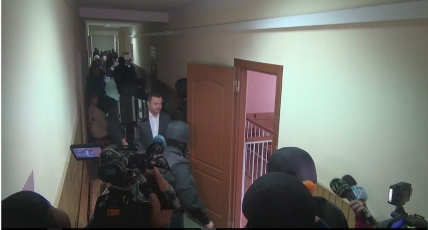 Vlad Filat intră în sala de judecată
