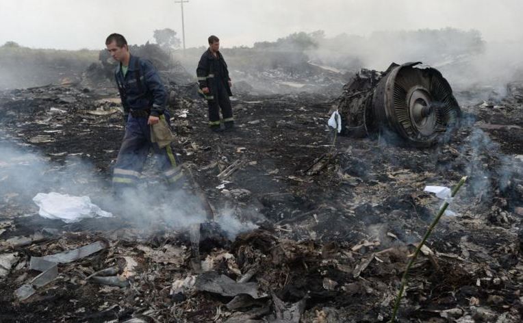 Pompierii investighează rămăşiţele zborului MH17 doborât în estul Ucrainei în 17 iulie 2014. (Captură Foto)