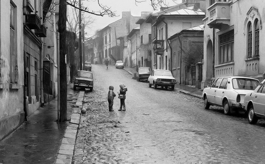 Una dintre strazile distruse la demolarile de acum 30 de ani: str.Ecoului. Cladiri cu arhitectura deosebita au fost distruse fara mila. (Facebook, grupul Amintiri din fostul cartier Izvor)