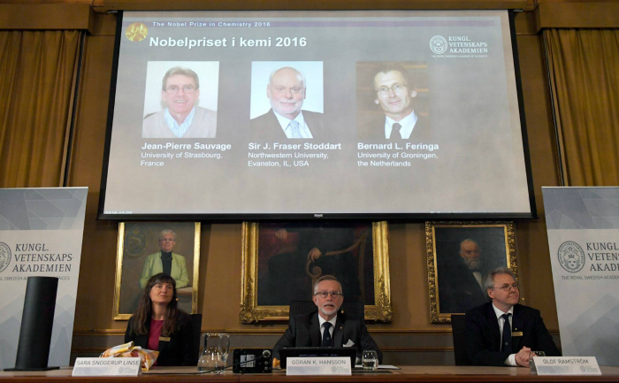Laureaţii Premiului Nobel pentru Chimie: Jean-Pierre Sauvage, Fraser Stoddart şi Bernard Feringa (captură video)