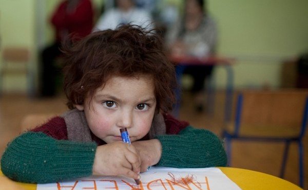 Copil la şcoală, dintr-o zonă defavorizată (oradea-online.ro)