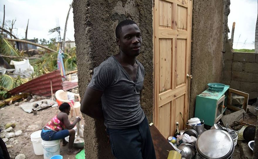 Bărbat stă lângă locuinţa sa devastată de uraganul Matthew în Croix Marche-a-Terre, Haiti, 6 octombrie 2016