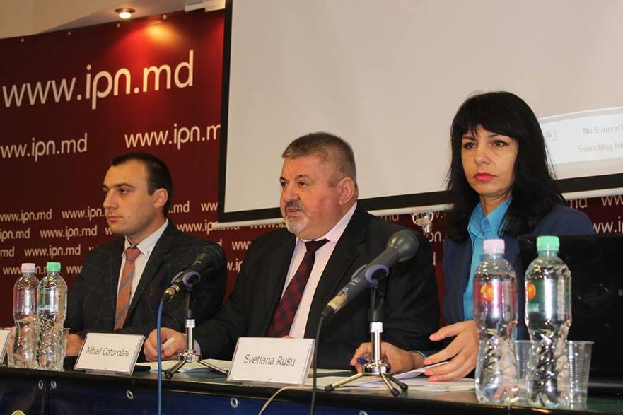 Ombudsmanul Mihail Cotorobai (în mijloc) în cadrul conferinţei de presă organizate cu ocazia Zilei Mondiale a Sănătăţii Mintale. (facebook.com)
