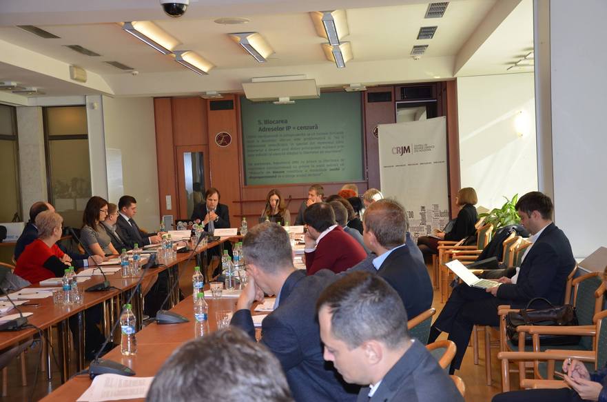 Expertul Bogdan Manolea, reprez. CRJM, deputaţi, repr. ai Guvernului şi societăţii civile în timpul dezbaterii Opiniei juridice.