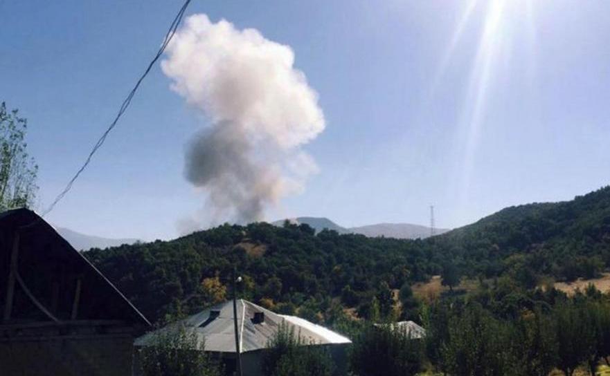 Fumul se ridică de la locul unui atac cu bombă desfăşurat de kurzi în sud-estul Turciei, pe autostrada Semdinli-Yuksekova, 9 octombrie 2015.