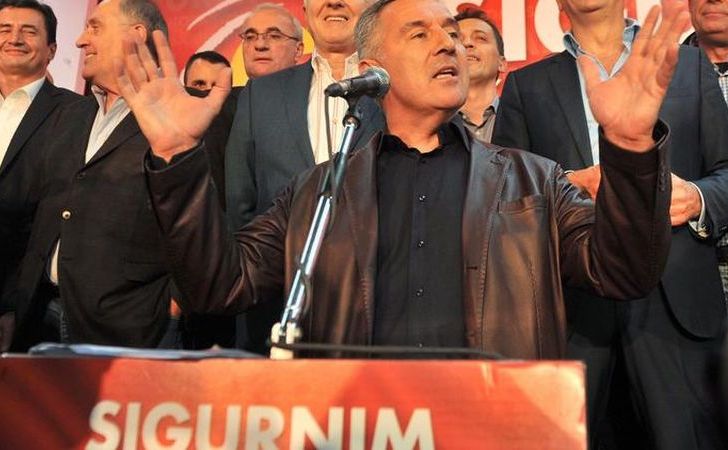 Premierul  muntengrean şi liderul Partidului Democrat al Socialiştilor, Milo  Djukanovic se adresează suporterilor după alegerile parlamentare în  Podgorica, Muntenegru, 17 octombrie 2016. (Captură Foto)