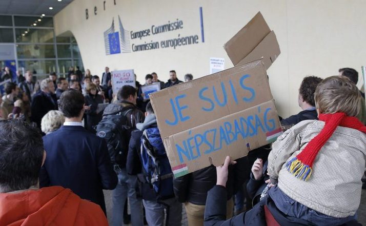 Protest împotriva închiderii ziarului ungar Nepszabadsag la Bruxelles, 19 octombrie 2016. (Captură Foto)
