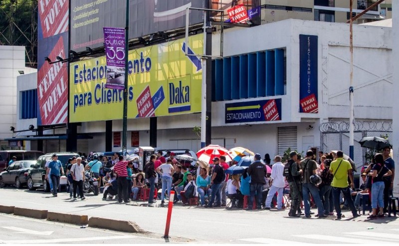 Coadă la un magazin din Caracas, Venezuela. (Captură Foto)