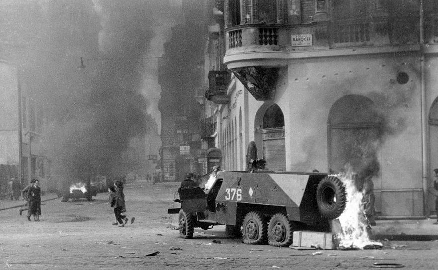 Blindat sovietic arde pe străzile Budapestei în noiembrie 1956.
