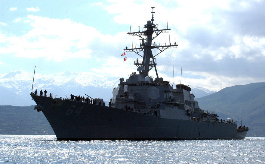 Distrugătorul american USS Carney