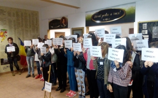 Protestul elevilor de la Şcoala „I.L.Caragiale” din Piteşti, împotriva colegului lor cu ADHD