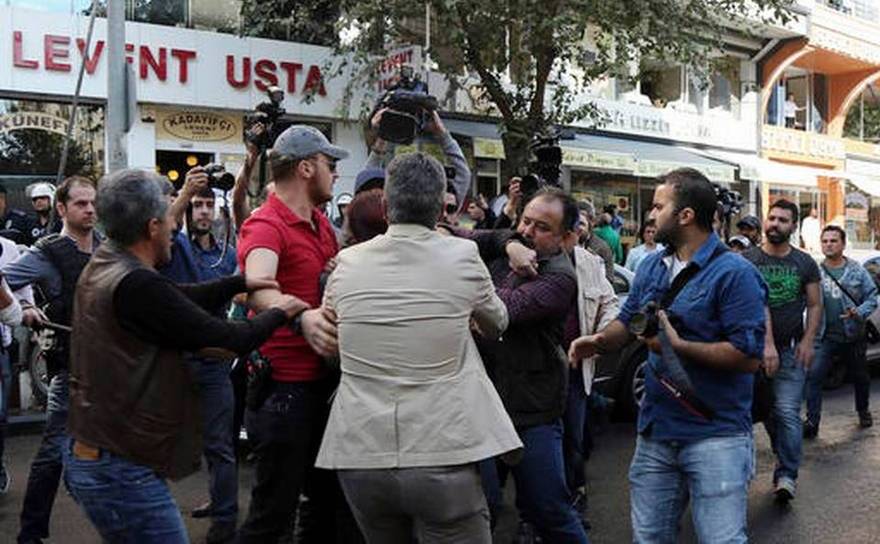 Ciocniri între poliţia turcă şi manifestanţi care protestează împotriva arestării primarului din oraşul Diyarbakir, 26 octombrie 2016. (Captură Foto)