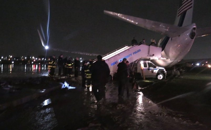 Avionul în care se afla Mike Pence a deraiat de pe pista aeroportului LaGuardia din New York, 27 octombrie 2016.