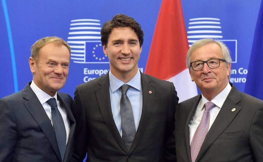 (De la st la dr) Presedintele Consiliului European, Donald Tusk, premierul canadian Justin Trudeau şi preşedintele Comisiei Europene, Jean-Claude Juncker în Bruxelles, 30 octombrie 2016.