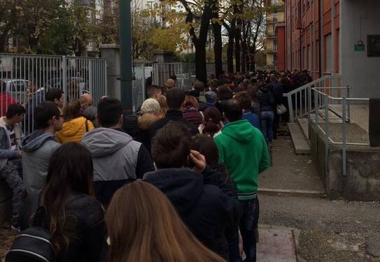 Italia, diaspora în rând la sectia de vot de la Consulatul Moldovei. 13.11.2016 (facebook.com)