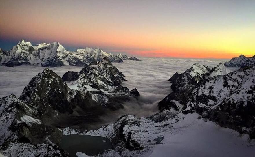 Himalaya deasupra norilor. Ascensiunea alpiniştilor Zsolt Torok şi Vlad Căpuşan pe Peak 5. (Vlad Căpuşan (facebook)