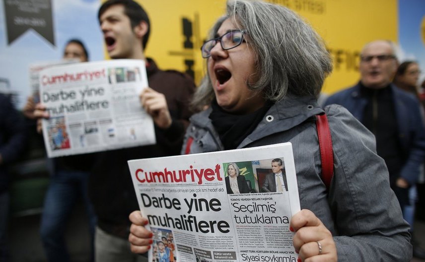 Manifestanţii turci scandează slogane anti-guvern în faţa sediului ziarului de opoziţie Cumhuriyet.