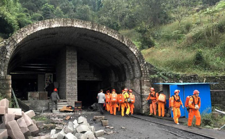 Echipele de salvare lucrează la mina Jinshangou din oraşul Laisu, districtul Chongqing, China, 31 octombrie 2016. (Captură Foto)