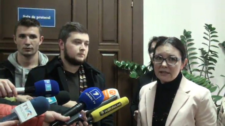 Tinerii la discuţii cu Alina Rusu, şefa CEC (captură foro)