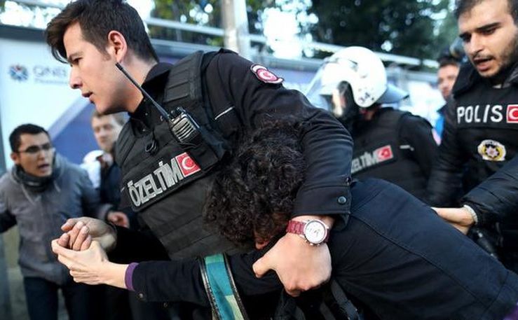 Poliţia turcă arestează manifestanţi în Istanbul, care protestează pentru libertatea presei, 5 noiembrie 2016. (Captură Foto)