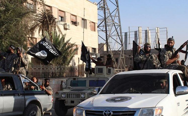 Luptători ai grupului jihadist Statul Islamic pe străzile oraşului sirian Raqqa în 2014. (Captură Foto)