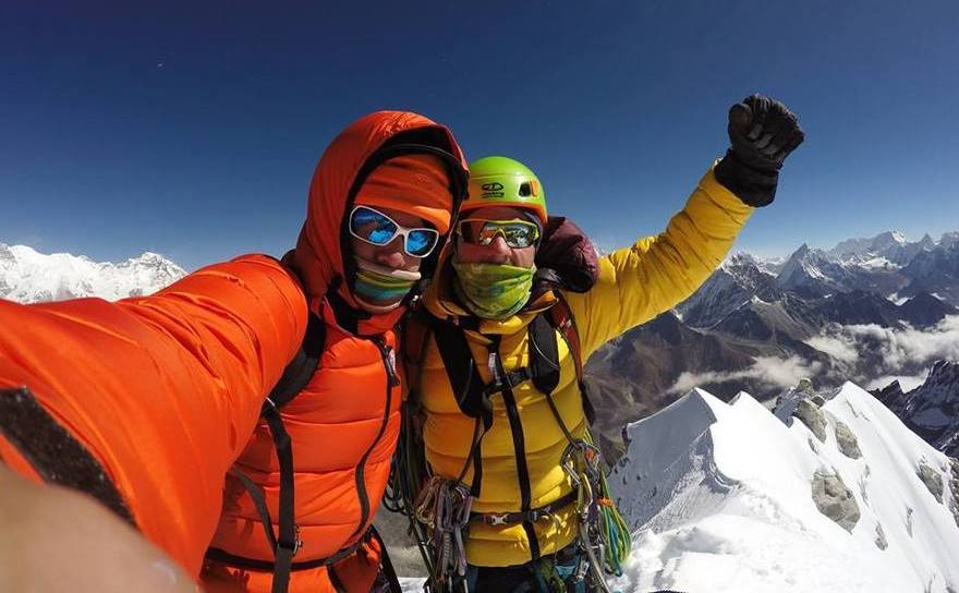 Alpiniştii Zsolt Torok (Arad) şi Vlad Căpuşan (Cluj) au escaladat, fără niciun ajutor, vârful Peak 5 (Saldim Peak), Himalaya, 6374 metri.