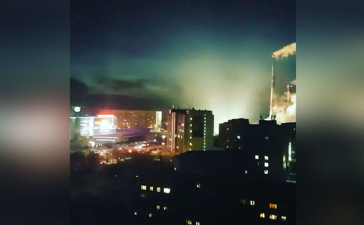 O lumină puternică poate fi văzută în oraşul rusesc Murmansk în timpul unei explozii la o centrală electrică, 8 noiembrie 2016.