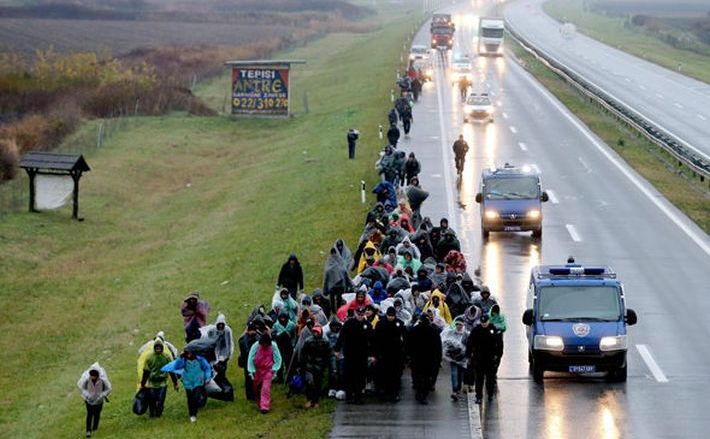 Un grup de imigranţi din capitala sârbă Belgrad se îndreaptă spre frontiera cu Croaţia pe autostrada Belgrad-Zagreb.