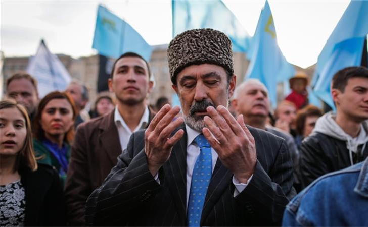 Kievul a cerut Rusiei să respecte drepturile tătarilor [în foto] din Crimeea. (Captură Foto)