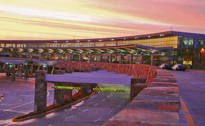 Intrarea principală în aeroportul Will Rogers World din Oklahoma City, SUA.