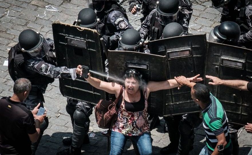 Protest violent împotriva măsurilor de austeritate, în Rio de   Janeiro, Brazilia, 16 noiembrie 2016. (Captură Foto)