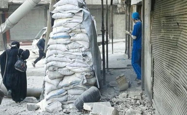 Fotografie postată de Asociaţia Independentă a Doctorilor prezintă daunele provocate uneia dintre unităţile sale medicale în oraşul sirian Alep, 16 noiembrie 2016.