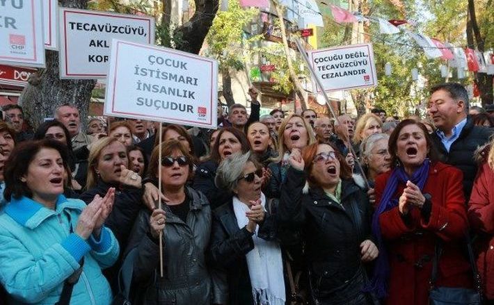 Protest în capitala turcă Ankara împotriva unei propuneri guvernamentale ce va elibera din închisoare bărbaţii care violează fete în cazul în care se căsătoresc cu victimele.