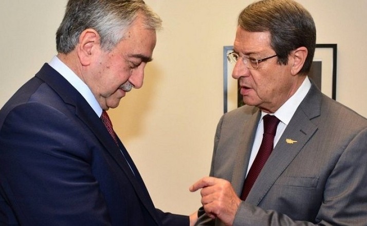 Liderul cipriot grec Nicos Anastasiades (dr) şi omologul său cipriot turc Mustafa Akinci.