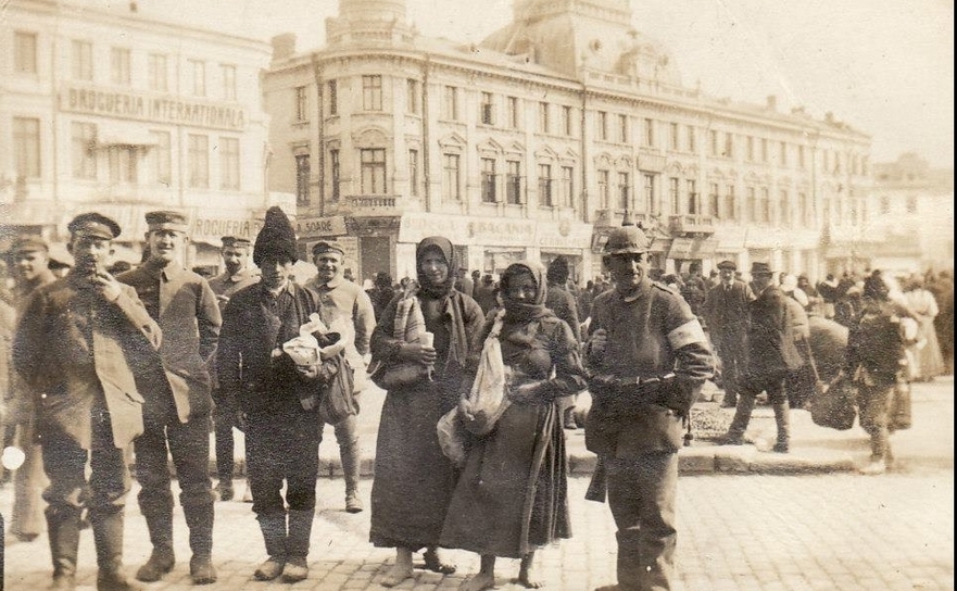 Români înfometaţi şi umiliţi în timpul ocupaţiei Bucureştiului de către Puterile Centrale în timpul Primului Război Mondial, 1916.