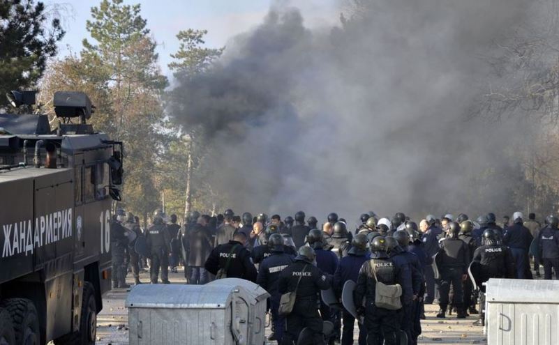 Ciocniri violente între poliţie şi imigranţi la un centru de primire a refugiaţilor din oraşul bulgar Harmanli, 24 noiembrie 2016.