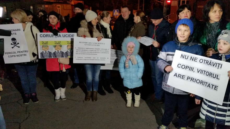 Protestul părinţilor din faţa Direcţiei Generale Educaţie (Epoch Times România)