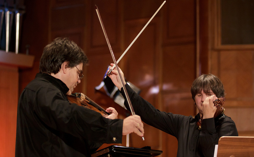 Violoniştii Liviu Prunaru şi Gabriel Croitoru în „Duelul viorilor Stradivarius versus Guarnieri”.