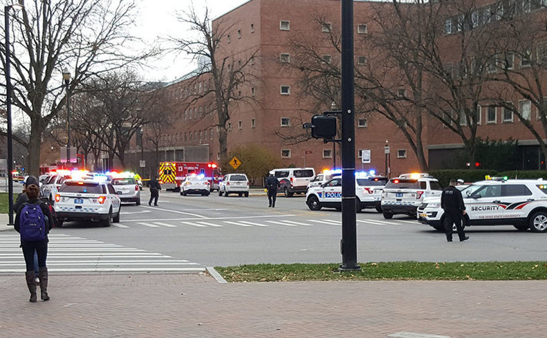 Echipaje ale poliţiei sunt prezente la scena unui atac în campusul din Columbus al Universităţii din Ohio, SUA, 28 noiembrie 2016.