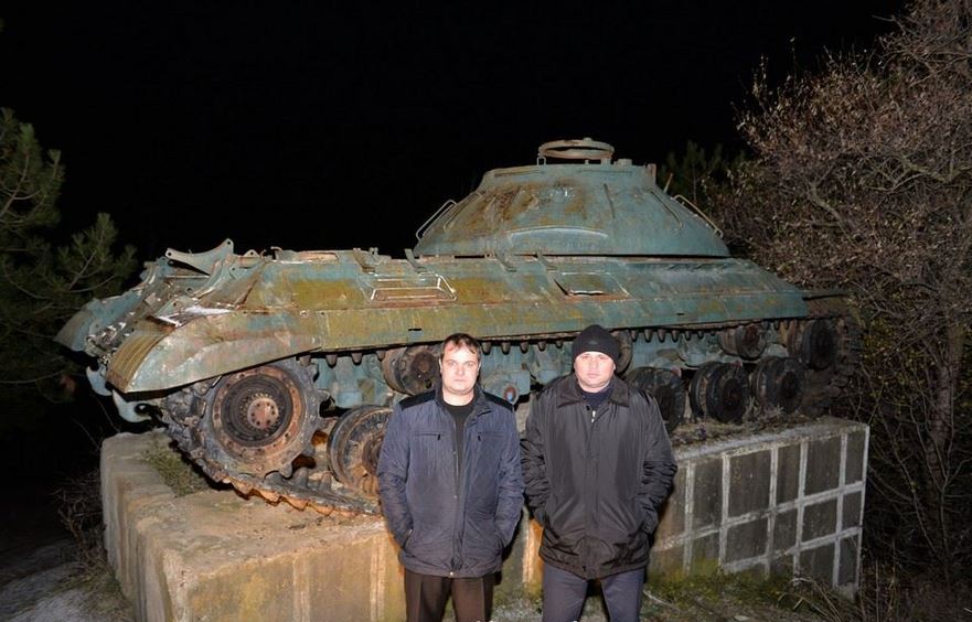 Socialiştii păzesc un tanc sovietic care urmează să fie demontat