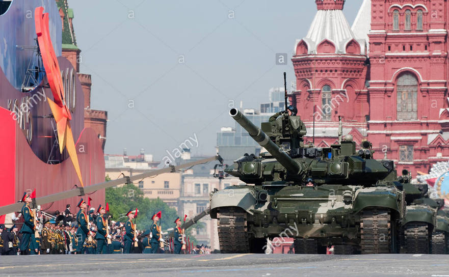 Tancuri ruseşti în Piaţa Roşie din Moscova.